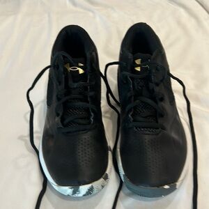 Kids Under Armour Black Tennis Shoes - Size 6.5